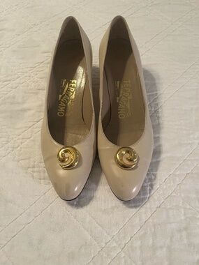 Vintage Salvatore Ferragamo 1 inch Heels Pump Shoes Leather Ivory Cream Gold 8B